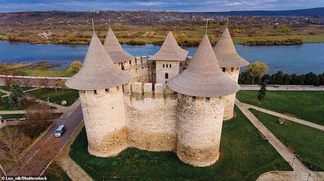 Lâu đài ở Soroca, Moldova, được xây dựng theo lệnh của Hoàng tử Stephen của vào năm 1499. Đây là một trong những lâu đài được xây dựng dọc theo sông Dnieper để bảo vệ biên giới Moldavia và Ukraine. Vào cuối thế kỷ 17, lực lượng Ba Lan-Litva của Jan Sobieski đã bảo vệ thành công Soroca khỏi một cuộc tấn công của Ottoman. Các nhà sử học suy đoán rằng hoàng tử Stephen xứ Moldavia đã đưa các kiến trúc sư Tây Âu đến thiết kế lâu đài của mình vì lâu đài có kiến trúc phương Tây thời trung cổ, với những bức tường cong và tháp tròn bên ngoài, có khả năng chống lại pháo tốt hơn so với các kiểu pháo đài cũ. Lâu đài vẫn còn có tầm quan trọng về quân sự trong các chiến dịch của Peter Đại đế vào đầu thế kỷ 18