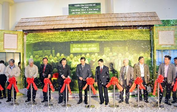 Cắt băng Xổ Số PG 88 gian trưng bày chuyên đề “70 năm Trường dạy làm báo Huỳnh Thúc Kháng".