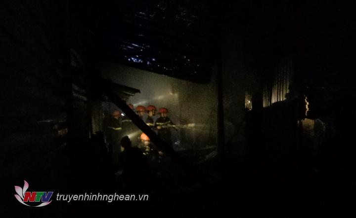Vụ cháy xảy ra trong đêm tối khiến công tác chữa cháy gặp khó khăn.