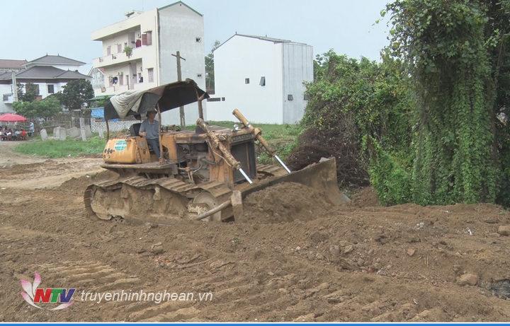  UBND thành phố Vinh đã phối hợp với các lực lượng chức năng tổ chức cưỡng chế thi hành quyết định thu hồi đất để thực hiện dự án xây dựng tuyến đường Đăng Ký M.PG88 nối từ Quốc lộ 1A ngã ba Quán Bàu đến Đại lộ Xô viết Nghệ Tĩnh đường 72 m.