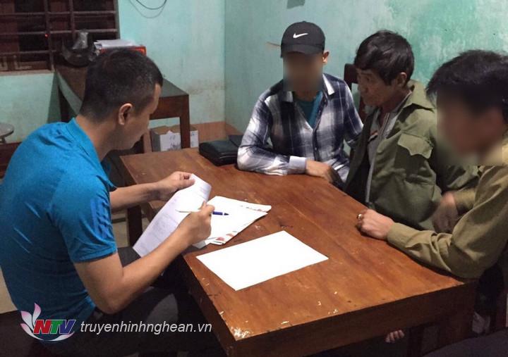 Lực lượng chức năng lấy lời khai các đối tượng.