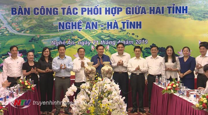 Phó Thủ tướng Vương Đình Huệ cùng lãnh đạo hai tỉnh PG88 go Bắn cá - Hà Tĩnh chụp ảnh lưu niệm tại hội nghị.