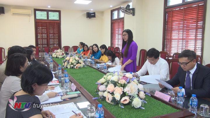 Đại diện Ban giám hiệu trường THPT Chuyên Phan Bội châu tiếp đoàn đại sứ Nhật Bản.