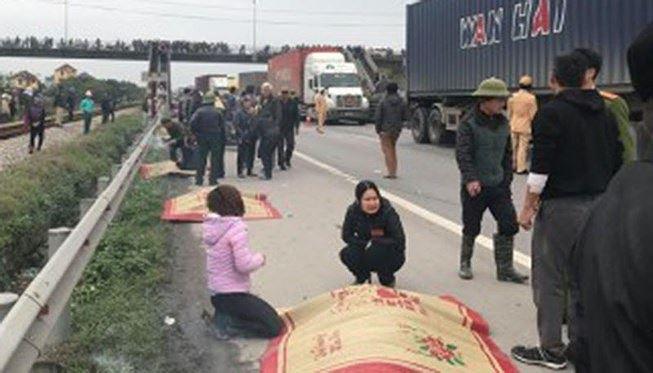 Hiện trường vụ xe khách đâm vào đoàn người đi viếng nghĩa trang ở Hải Dương hôm 21/1 vừa qua.