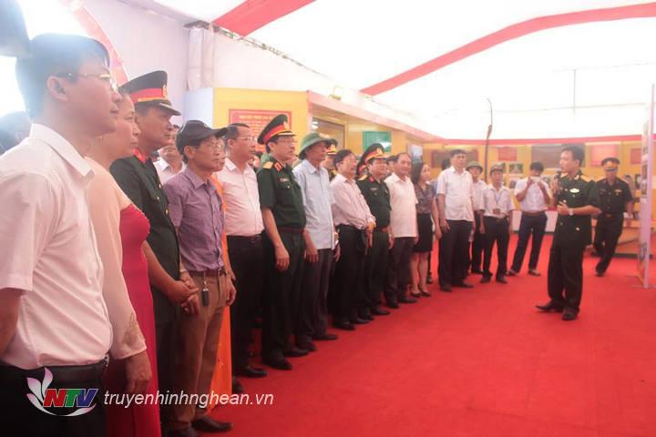 Đông đảo cán bộ và nhân dân Nghi Lộc háo hức xem triển lãm.