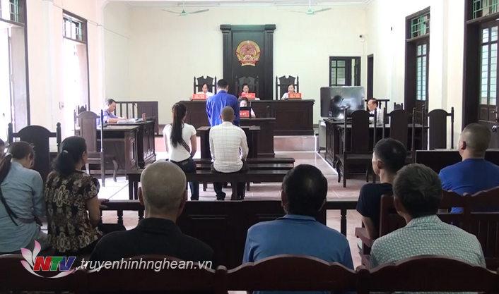 Phiên tòa xét xử vụ người bố ném con từ mái nhà hồi tháng 11/2018.