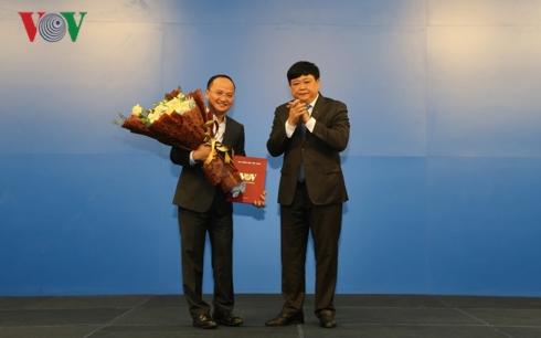 Ủy viên Trung ương Đảng, Tổng Giám đốc Đài Tiếng nói PG 88 Nổ Hũ (bên phải) trao quyết định bổ nhiệm ông Trần Đức Thành làm Giám đốc Đài Truyền hình KTS VTC.