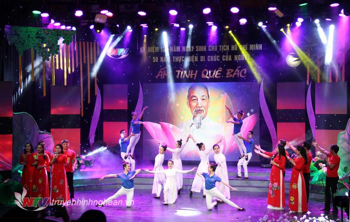 ca khúc Tuổi trẻ thế hệ Bác Hồ và Bài ca Hồ Chí Minh đã vừa khép lại chương trình Giao lưu nghệ thuật Ấm tình quê Bác