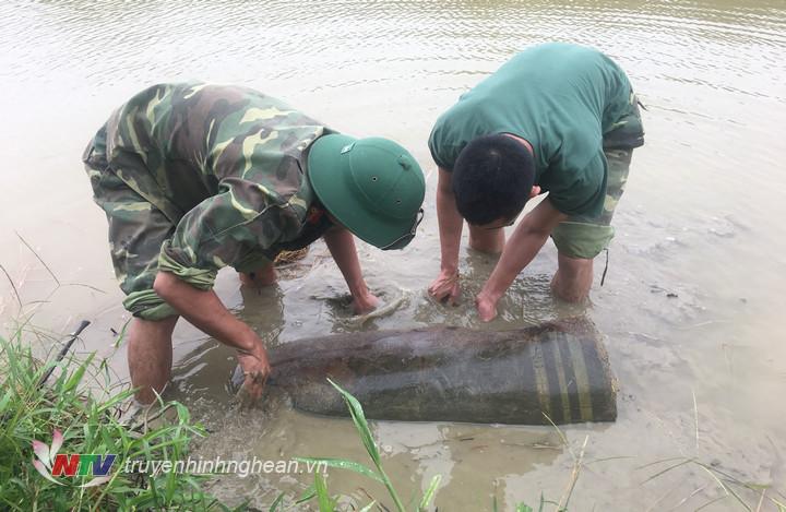 Ban chỉ huy quân sự xã và Công an xã Văn Sơn đã xuống ngay hiện trường, đồng thời phân công, điều động lực lượng dân quân canh gác, cắm biển cấm mọi công dân không được đến gần khu vực có bom.