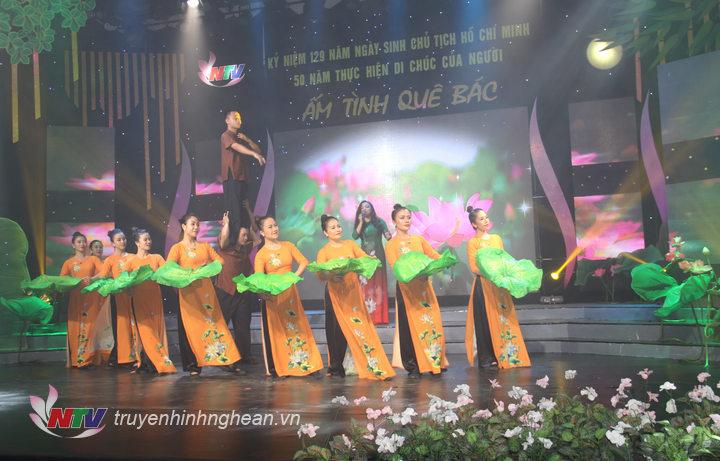 bạnvừa trở về với không gian của làng Sen, làng Chùa qua ca khúc: Đêm nghe hát đò đưa nhớ Bác, với sự thể hiện của NSUT Tố Nga và tốp múa đoàn ca múa nhạc dân tộc PG88 go Bắn cá -  ca khúc mở đầu cho chương trình Giao lưu nghệ thuật hôm nay.