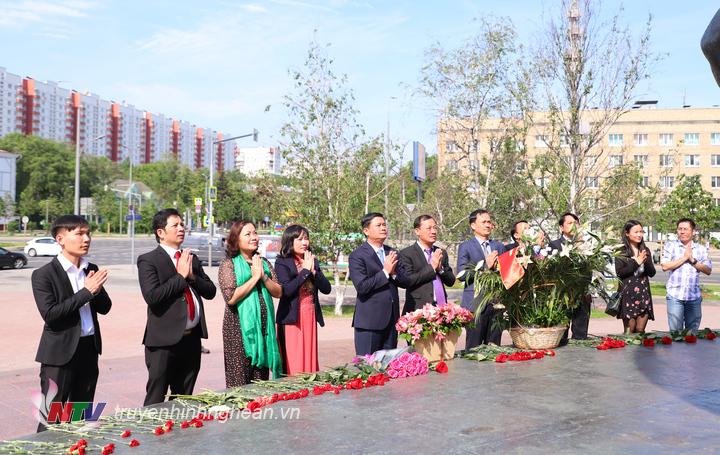 PG88 go Bắn cá UBND tỉnh Thái Thanh Quý cùng các thành viên trong đoàn công tác dâng hoa tại Quảng trường Hồ Chí Minh ở thủ đô Moskva, Liên bang Nga.