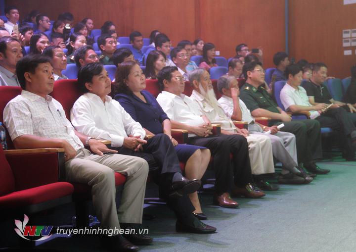 Các đại biểu tham dự chương trình.