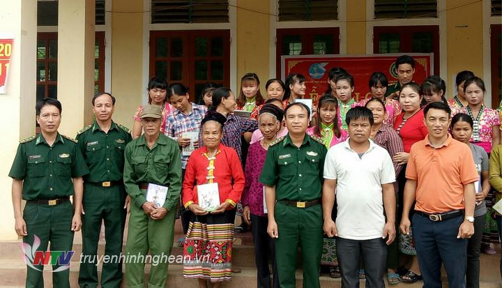 Đồn BP Châu Khê tặng sách vở cho các học viên tại buổi lễ Xổ Số PG 88 lớp học tình thương
