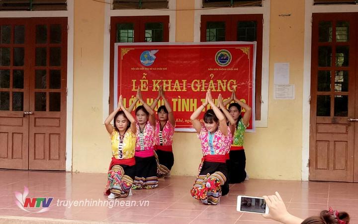 Tiết mục văn nghệ của các học viên tại buổi khai giảng.