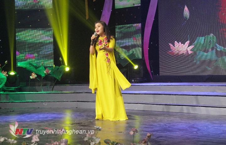 Ca khúc Người mẹ làng Sen, Thơ: Vi Phong, Âm nhac: Lê Hàm, Biểu diễn: Quế Thương