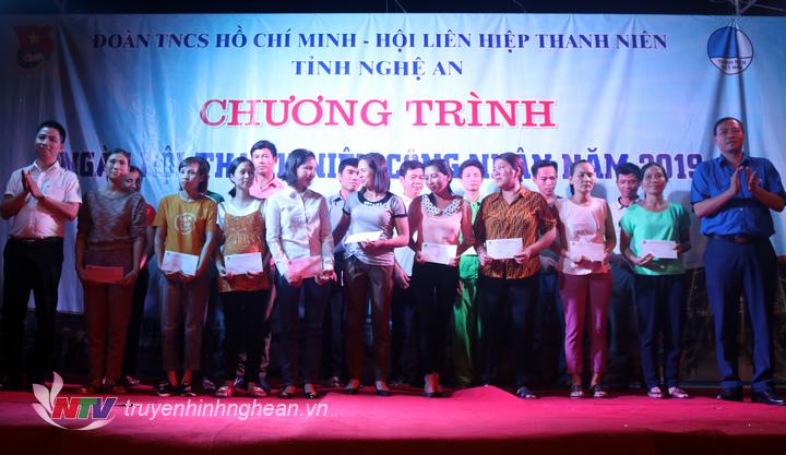 rao tặng 25 suất quà mỗi suất quà trị giá 500.000 cho các công nhân có hoàn cảnh khó khăn tại các công ty, doanh nghiệp trên địa bàn huyện Anh Sơn.