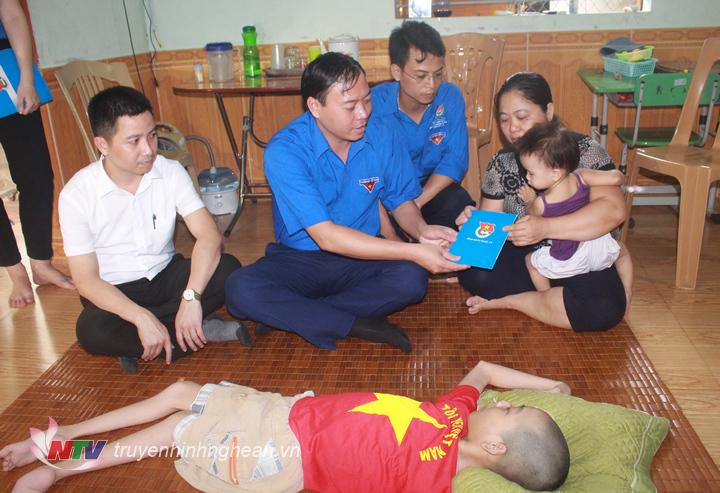 Thăm, tặng quà cho các công nhân có hoàn cảnh khó khăn.