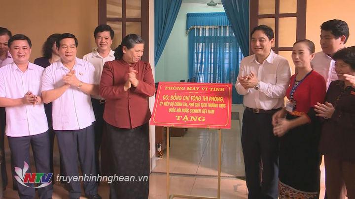 đồng chí Tòng Thị Phóng đã đến thăm, và trao tặng một phòng tin học gồm 20 máy vi tính, 1 máy chiếu cho giáo viên, học sinh trường Phổ thông Dân tộc nội trú - Trung học cơ sở Con Cuông