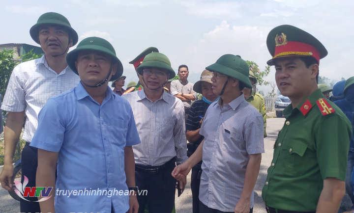 Chỉ đạo tại hiện trường, các đồng chí lãnh đạo tỉnh yêu cầu lực lượng chức năng tuyệt đối đảm bảo an toàn cho các hộ dân trong vùng nguy hiểm.