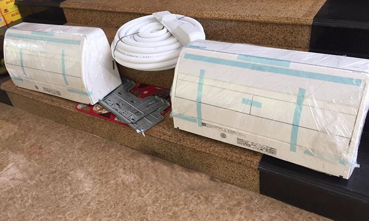 Cặp điều hòa dùng chung một cục nóng được chị Hương mua về gần một tháng phải gỡ ra bán lại. Ảnh: Thu Hương.