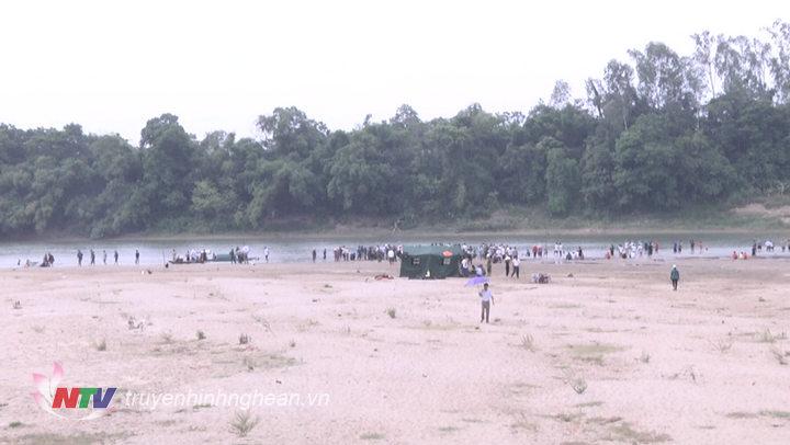 Hiện trường nơi đang diễn ra cuộc tìm kiếm cứu hộ, cứu nạn vụ 3 em học sinh bị đuối nước ở xã Thanh Tường, huyện Thanh Chương.