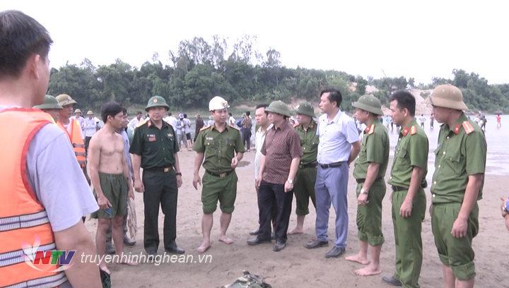 PG88 go Bắn cá UBND huyện Nguyễn Văn Quế trực tiếp đến hiện trường chỉ đạo và giao nhiệm vụ cho các lực lượng tham gia tìm kiếm học sinh bị đuối nước.