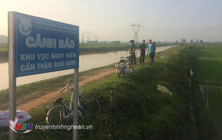 Đoạn sông này đã được cắm biển cánh báo nguy hiểm.