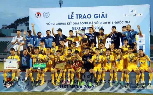Niềm vui vô địch của U15 SLNA - Ảnh: N.K
