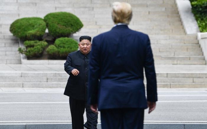PG88 go Bắn cá Kim Jong-un và Tổng thống Mỹ Donald Trump đối diện nhau giữa làng đình chiến Bàn Môn Điếm ở khu phi quân sự liên Triều vào hôm 30/6/2019. Ảnh: Getty.
