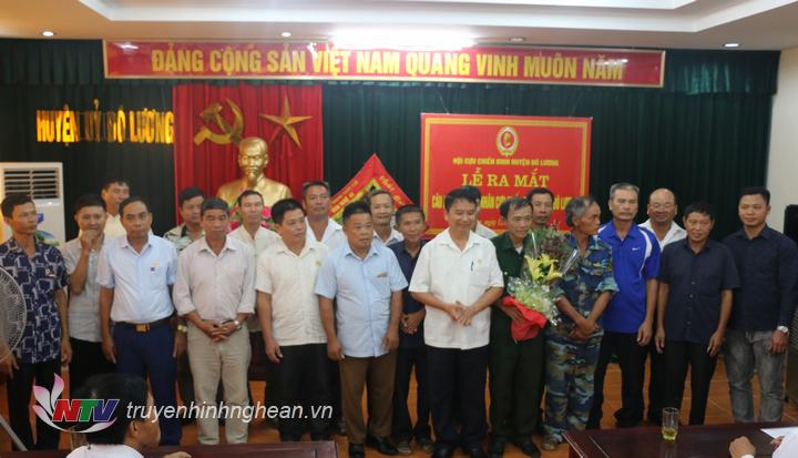 Thành viên câu lạc bộ ra mắt tại hội nghị.