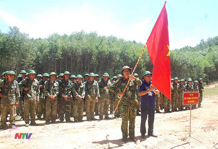 Lãnh đạo  huyện trao cờ truyền thống “ Quyết chiến, quyết thắng” cho Tiểu đoàn bộ binh huyện.