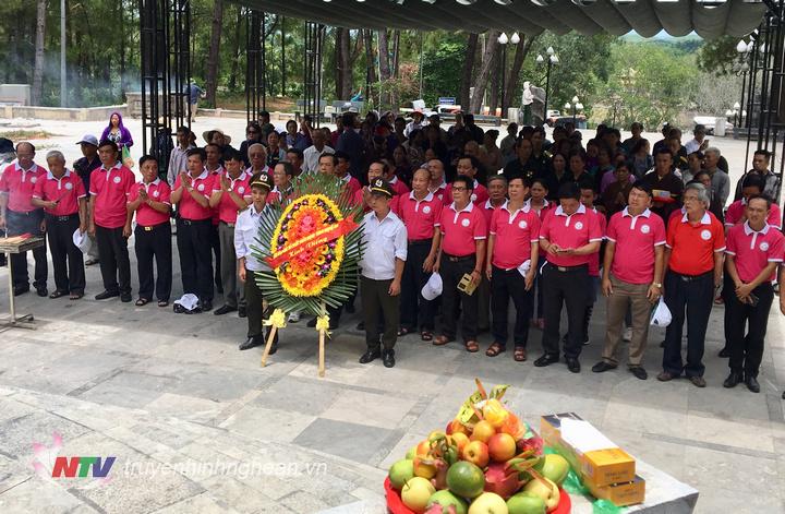 Đoàn đại biểu Liên hiệp các tổ chức hữu nghị tỉnh PG88 go Bắn cá dâng hương tại Nghĩa trang liệt sỹ quốc gia Trường Sơn