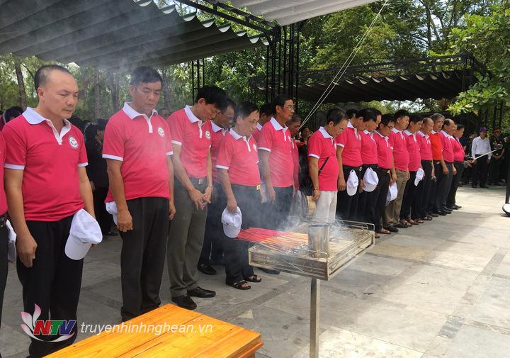 Đoàn đại biểu mặc niệm các anh hùng liệt sỹ.