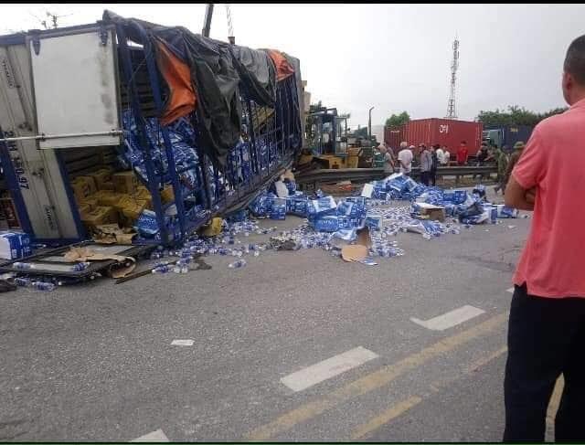  xe tai do de len doan nguoi dang xem tai nan o hai duong, it nhat 6 nguoi chet hinh 2 Vụ tai nạn đặc biệt nghiêm trọng xảy ra vào khoảng 6h30 sáng nay ( 23/7), tại km 63 trên QL5 đoạn qua khu vực Cầu Xây Lai Khê - xã Lai Vu huyện Kim Thành - Hải Dương. Vụ tai nạn khiến ít nhất 6 người chết, 2 người bị thương.