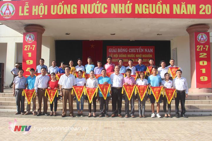 Ban tổ chức trao cờ lưu niệm cho các đội tham gia.