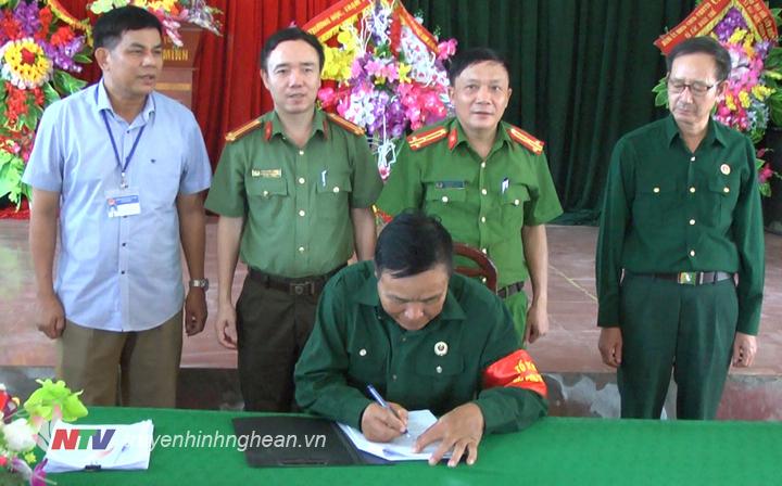 Ký cam kết thực hiện các nội dung hoạt động.