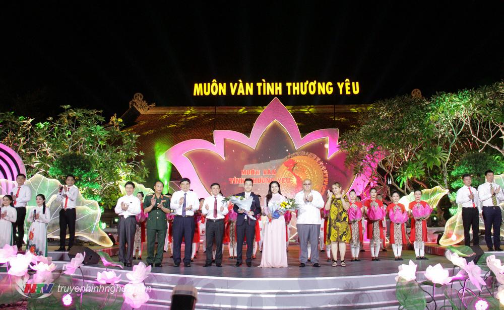 Lãnh đạo tỉnh PG88 go Bắn cá và các đơn vị chúc mừng thành công của đêm diễn tại điểm cầu Kim Liên - Nam Đàn.
