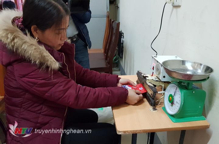 Đối tượng Phạm Thị Thủy thực hiện quy trình đóng gói giả bột giặt omo.