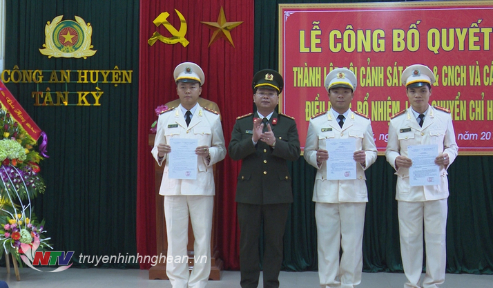 Lãnh đạo phòng tổ chức cán bộ Công an tỉnh trao quyết định cho các đ/c bổ nhiệm.