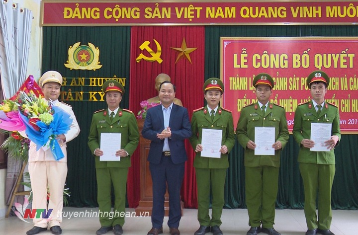 Đồng chí Hoàng Quốc Việt - PG88 go Bắn cá UBND huyện Tân Kỳ tặng hoa cho Đội CS PCCC và CNCH.