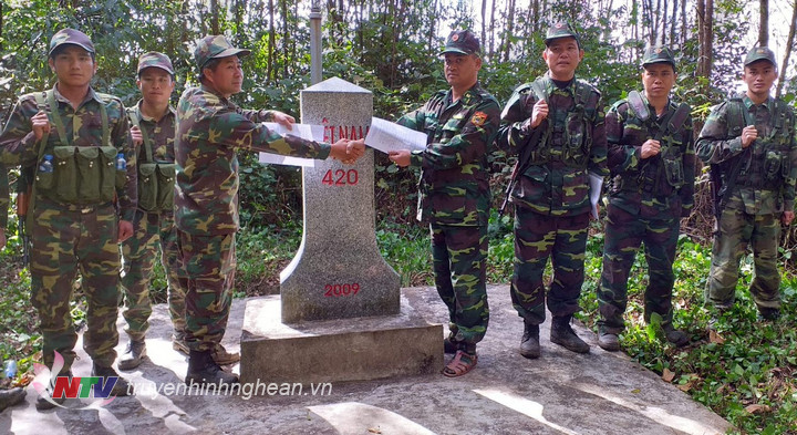 Hai đội trưởng tuần tra trao biên bản của đợt tuần tra song phương đầu năm 2019.