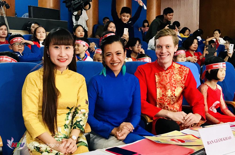 ...và Ban giám khảo cũng thế
