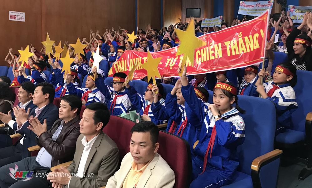 Khán giả cổ vũ nồng nhiệt cho các thí sinh