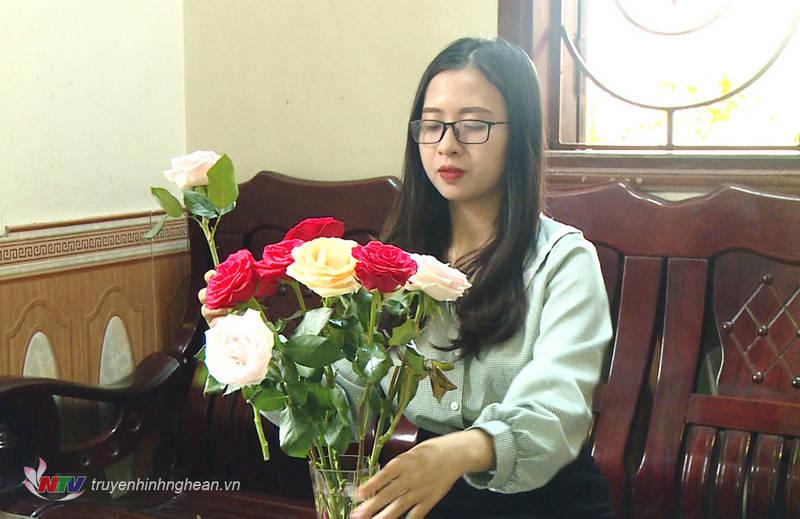 Hải Yến yêu hoa hồng