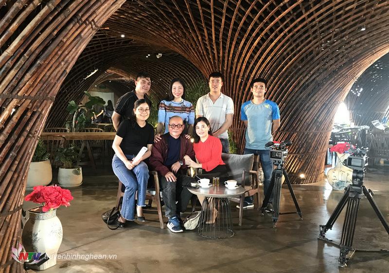 Nhà văn Phạm Ngọc Tiến và ê kíp thực hiện chương trình Link Tải PG88.com cuối tuần
