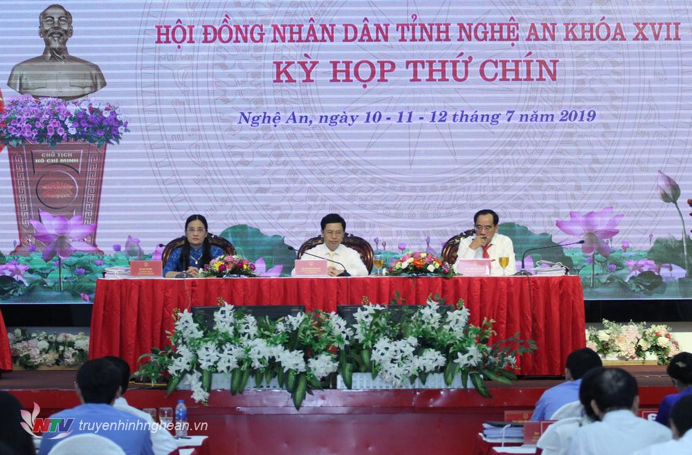 Ông Nguyễn Xuân Sơn - Phó Bí thư Thường trực Tỉnh ủy, PG88 go Bắn cá HĐND tỉnh và 2 Phó PG88 go Bắn cá HĐND tỉnh: Cao Thị Hiền, Hoàng Viết Đường điều hành phiên chất vấn.