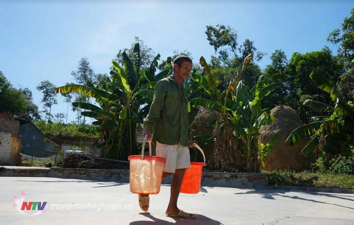 Người dân các huyện miền núi vừa thiếu điện, vừa thiếu nước, sinh hoạt trong đợt nắng nóng vừa qua (ảnh minh họa)