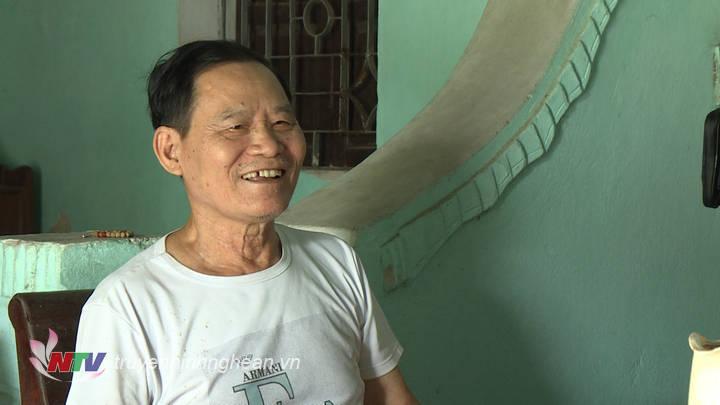 Ông Đỗ Văn Việt - Nhân viên lái canô Phà Bến Thủy giai đoạn 1968 – 1978, không đếm nổi bao nhiêu một mình lái ca nô bằng chân băng qua sông Lam để nhử bom từ trường.