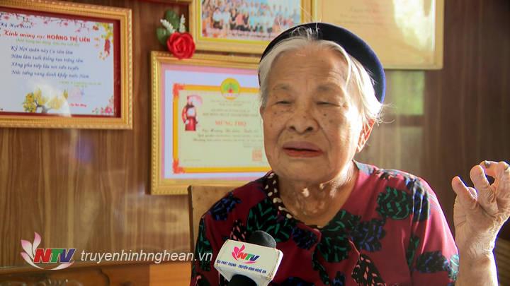 Bà Hoàng Thị Liên - Cửa hàng trưởng Cửa hàng ăn uống Vinh giai đoạn 1969 - 1976) chia sẻ: 12, 13 chị em trong cửa hàng, mỗi ngày làm 12 nghìn suất ăn, đảm bảo cho bộ đội, quân - dân vượt sông, giữ phà.