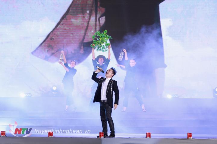 Ca sỹ Phương Thảo, Tùng Dương đầy cảm xúc khi hát bài ca về Bến Thủy anh hùng